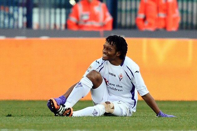 VERONA, ITALY - JANUARY 18:  Juan Cuadrado # 11 of ACF Fiorentina ( L ) reacts during the Serie A match between AC Chievo Verona and ACF Fiorentina at Stadio Marc'Antonio Bentegodi on January 18, 2015 in Verona, Italy.  (Photo by Mario Carlini / Iguana Press/Getty Images)