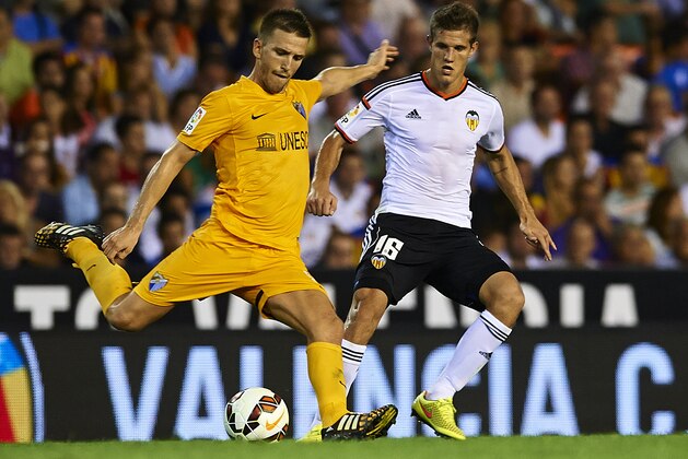 VALENCIA, SPAIN - AUGUST 29:  Ignacio Camacho (L) of Malaga is closed down by Bruno Zuculini of Valencia during the La Liga match between Valencia CF and Malaga CF at Estadi de Mestalla on August 29, 2014 in Valencia, Spain.  (Photo by Manuel Queimadelos Alonso/Getty Images)