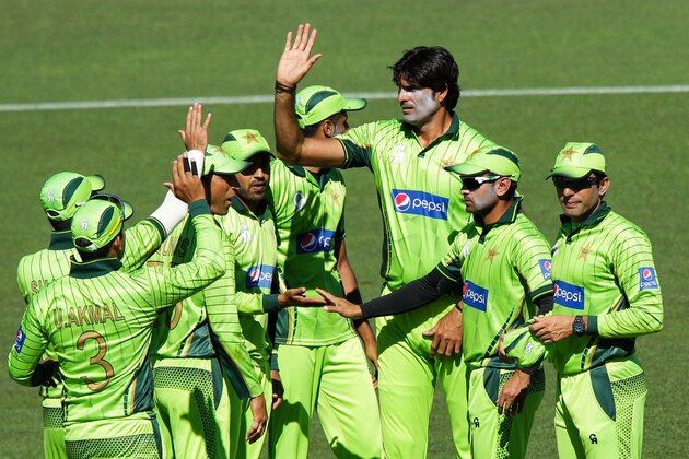 NAPIER, NEW ZEALAND - FEBRUARY 03:  Mohammad Irfan (c) of Pakistan celebrates with teammates after taking the wicket of Kane Williamson of New Zealand during the One Day International match between New Zealand and Pakistan at McLean Park on February 3, 2015 in Napier, New Zealand.  (Photo by Hagen Hopkins/Getty Images)