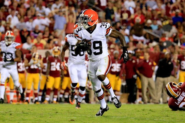 LANDOVER, MD - AUGUST 18: Free safety Tashaun Gipson #39 of the Cleveland Browns returns an interception during a preseason game against the Washington Redskins at FedExField on August 18, 2014 in Landover, Maryland.  (Photo by Rob Carr/Getty Images)