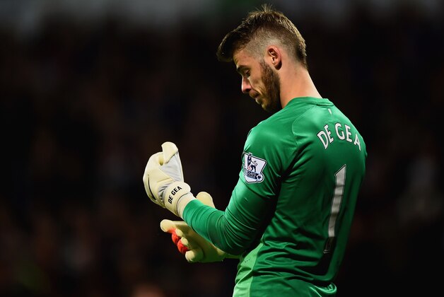 WEST BROMWICH, ENGLAND - OCTOBER 20:  David De Gea of Manchester United looks despondent as Saido Berahino of West Bromwich Albion (not pictured) scores his team's second goal during the Barclays Premier League match between West Bromwich Albion and Manchester United at The Hawthorns on October 20, 2014 in West Bromwich, England.  (Photo by Laurence Griffiths/Getty Images)