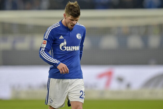 Schalke's Klaas Jan Huntelaar from the Netherlands leaves the pitch after receiving a red card during the German Bundesliga soccer match between FC Schalke 04 and Hannover 96, in Gelsenkirchen, Germany, Saturday, Jan. 31, 2015. Schalke defeated Hannover by  1-0. (AP Photo/Martin Meissner)
