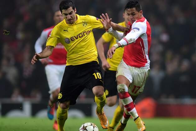 LONDON, ENGLAND - NOVEMBER 26:  Henrikh Mkhitaryan of Borussia Dortmund and Alexis Sanchez of Arsenal battle for the ball during the UEFA Champions League Group D match between Arsenal and Borussia Dortmund at the Emirates Stadium on November 26, 2014 in London, United Kingdom.  (Photo by Jamie McDonald/Getty Images)