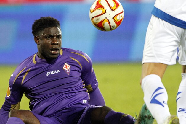 Fiorentina's Micah Richards eyes the ball during the Group K Europe League soccer match between Fiorentina and FC Dinamo Minsk at the Artemio Franchi stadium in Florence, Italy, Thursday, Dec. 11, 2014. (AP Photo/Fabrizio Giovannozzi)