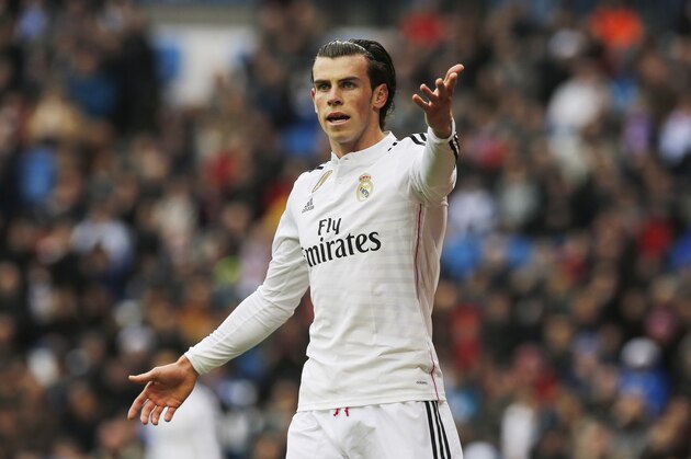 Real Madrid's Gareth Bale protests during a Spanish La Liga soccer match between Real Madrid and Real Sociedad at the Santiago Bernabeu stadium in Madrid, Spain, Saturday Jan. 31, 2015. (AP Photo/Paul White)