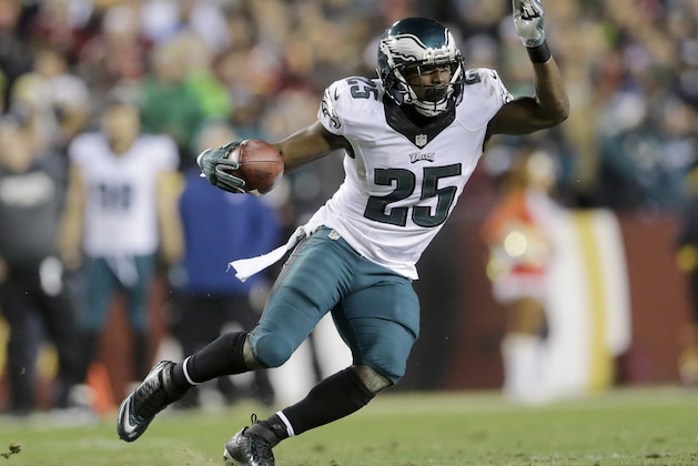 Philadelphia Eagles running back LeSean McCoy (25) carries the ball during the first half of an NFL football game against the Washington Redskins in Landover, Md., Saturday, Dec. 20, 2014. (AP Photo/Patrick Semansky)