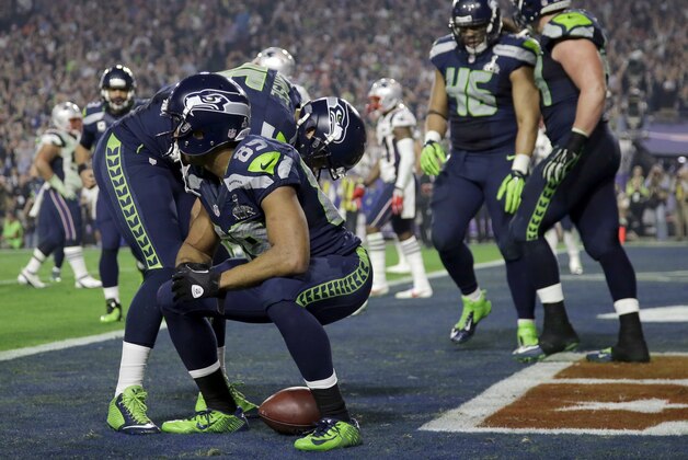 Seattle Seahawks wide receiver Doug Baldwin (89) celebrates a touchdown with wide receiver Jermaine Kearse (15) during the second half of NFL Super Bowl XLIX football game against the New England Patriots Sunday, Feb. 1, 2015, in Glendale, Ariz. (AP Photo/Matt Slocum)