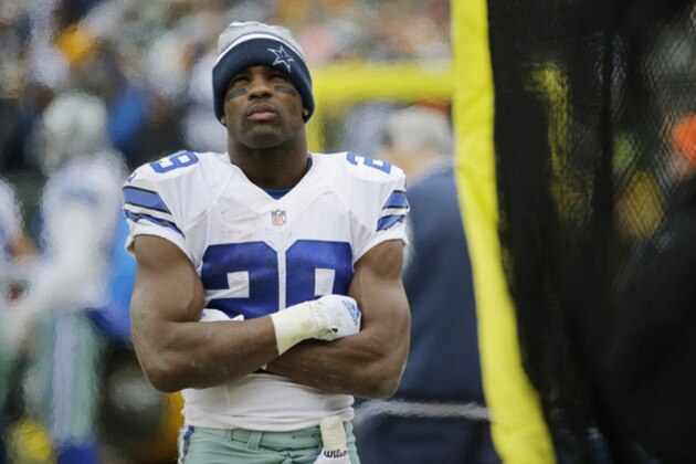 Dallas Cowboys running back DeMarco Murray (29) stays warm on the sidelines during the first half of an NFL divisional playoff football game against the Green Bay Packers Sunday, Jan. 11, 2015, in Green Bay, Wis. (AP Photo/Nam Y. Huh)