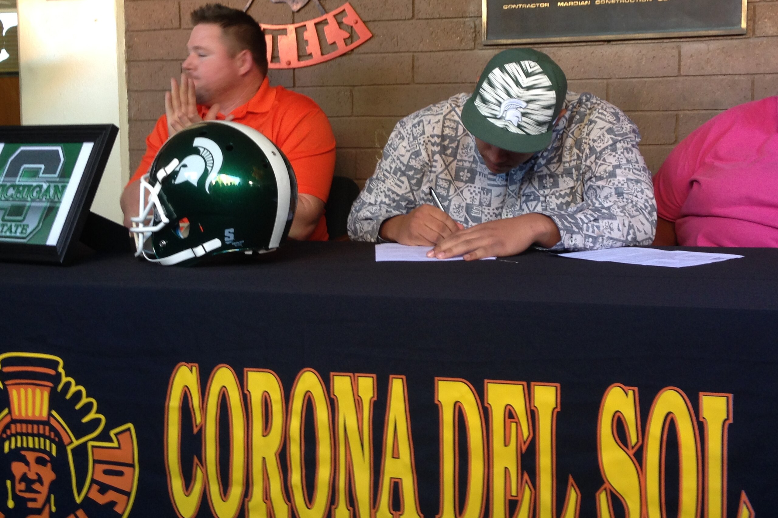Corono del Sol outside linebacker Cassius Peat signing his letter of intent on Feb.4.