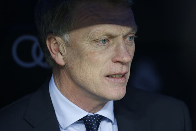 Real Sociedad's coach David Moyes waits for the start of a Spanish La Liga soccer match between Real Madrid and Real Sociedad at the Santiago Bernabeu stadium in Madrid, Spain, Saturday Jan. 31, 2015. (AP Photo/Paul White)