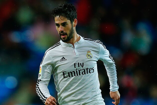 MADRID, SPAIN - NOVEMBER 08: Francisco Roman Alarcon alias Isco of Real Madrid CF controls the ball during the La Liga match between Real Madrid CF and Rayo Vallecano de Madrid at Estadio Santiago Bernabeu on November 8, 2014 in Madrid, Spain.  (Photo by Gonzalo Arroyo Moreno/Getty Images)