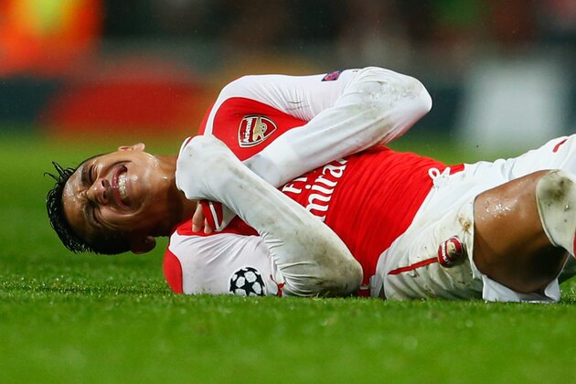 LONDON, ENGLAND - NOVEMBER 04:  Alexis Sanchez of Arsenal is injured during the UEFA Champions League Group D match between Arsenal FC and RSC Anderlecht at Emirates Stadium on November 4, 2014 in London, United Kingdom.  (Photo by Michael Regan/Getty Images)