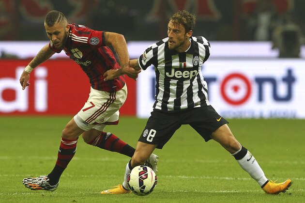 MILAN, ITALY - SEPTEMBER 20:  Jeremy Menez of AC Milan competes for the ball with Claudio Marchisio of Juventus FC during the Serie A match between AC Milan and Juventus FC at Stadio Giuseppe Meazza on September 20, 2014 in Milan, Italy.  (Photo by Marco Luzzani/Getty Images)