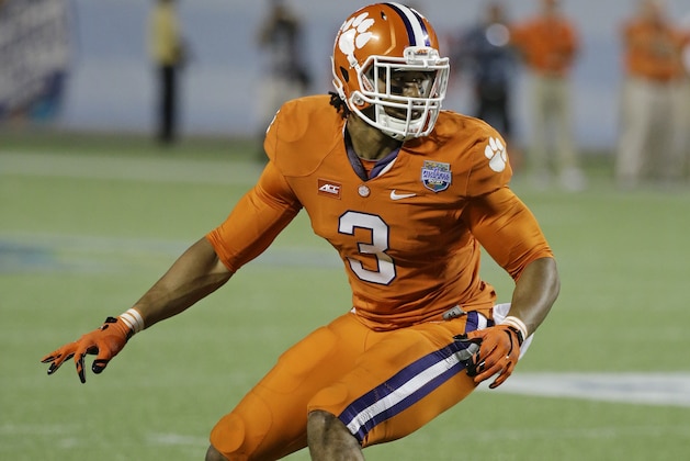 Clemson defensive end Vic Beasley (3) looks to make a play against Oklahoma during the first half of the Russell Athletic Bowl NCAA college football game in Orlando, Fla., Monday, Dec. 29, 2014. (AP Photo/John Raoux)