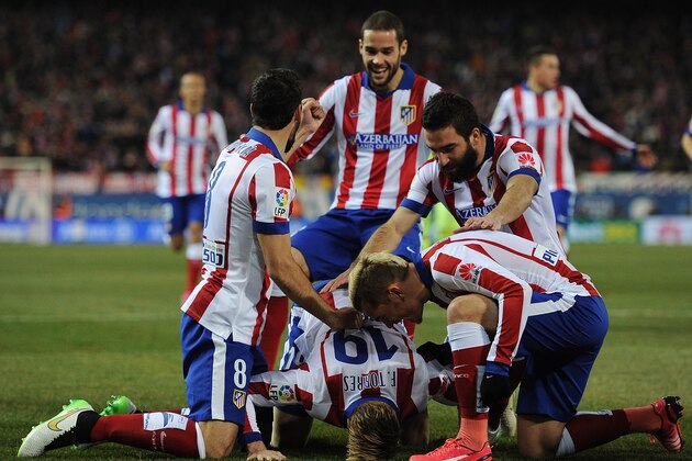 MADRID, SPAIN - JANUARY 28:  Fernando Torres of Club Atletico de Madrid celebrates with teammates after scoring his team's opening goal during the Copa del Rey Quarter Final Second Leg match between Club Atletico de Madrid and FC Barcelona at Vicente Calderon Stadium on January 28, 2015 in Madrid, Spain.  (Photo by Denis Doyle/Getty Images)