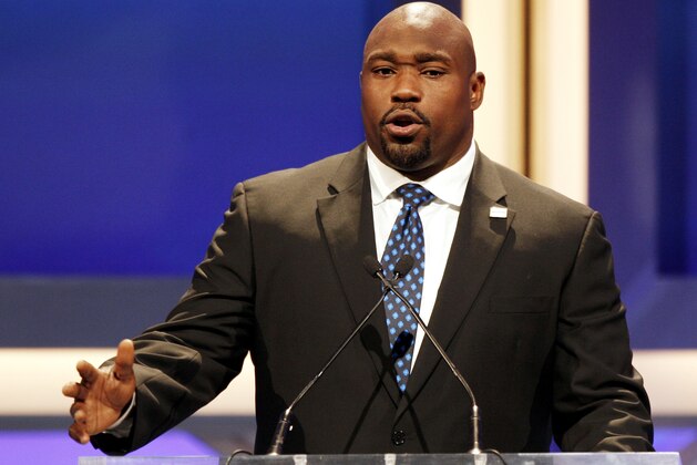 LOS ANGELES, CA - JUNE 07:  Formar NFL player Warren Sapp appears onstage at the Cedars-Sinai Medical Center's 24th Annual Sports Spectacular at the Century Plaza Hotel on June 7, 2009 in Los Angeles, California.  (Photo by Kevin Winter/Getty Images)