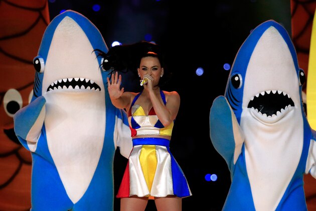 GLENDALE, AZ - FEBRUARY 01:  Singer Katy Perry performs with dancers during the Pepsi Super Bowl XLIX Halftime Show at University of Phoenix Stadium on February 1, 2015 in Glendale, Arizona.  (Photo by Rob Carr/Getty Images)