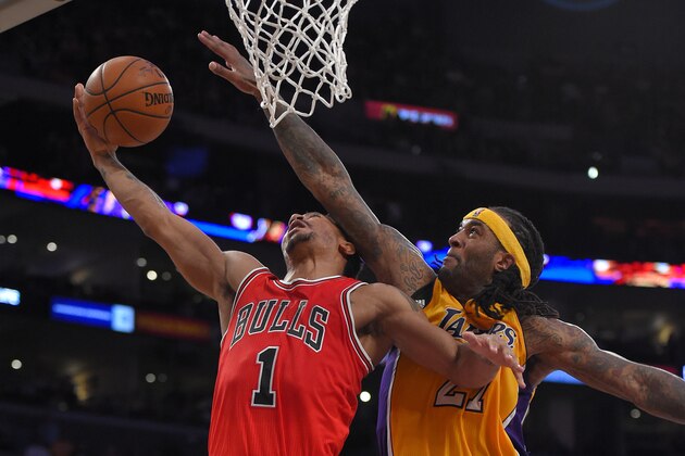 Chicago Bulls guard Derrick Rose, left, goes up for a shot as Los Angeles Lakers center Jordan Hill defends during the second half of an NBA basketball game, Thursday, Jan. 29, 2015, in Los Angeles. The Lakers won 123-118 in double overtime. (AP Photo/Mark J. Terrill)