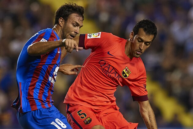 VALENCIA, TARRAGONA - SEPTEMBER 21:  Victor Casadesus (L) of Levante competes for the ball with Sergio Busquets of Barcelona during the La Liga match between Levante UD and FC Barcelona at Ciutat de Valencia on September 21, 2014 in Valencia, Spain.  (Photo by Manuel Queimadelos Alonso/Getty Images)