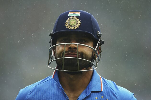 SYDNEY, AUSTRALIA - JANUARY 26: Virat Kohli of India leaves the ground after rain stopped play during the One Day International match between Australia and India at Sydney Cricket Ground on January 26, 2015 in Sydney, Australia.  (Photo by Ryan Pierse/Getty Images)