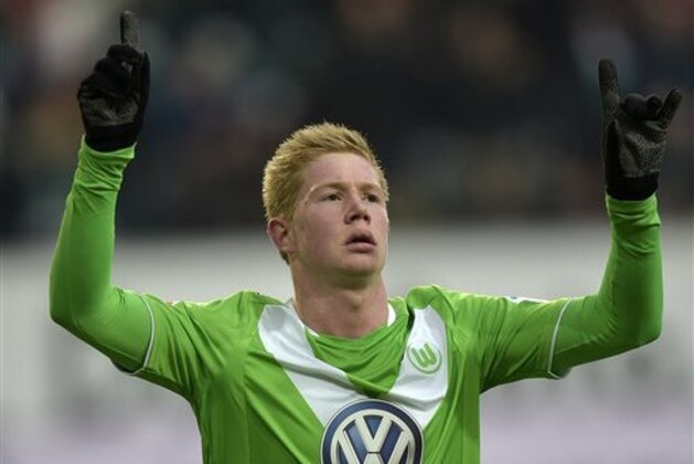 Wolfsburg's Kevin De Bruyne from Belgium  celebrates  after scoring during the German Bundesliga soccer match between VfL Wolfsburg and TSG Hoffenheim in Wolfsburg,  Germany, Saturday, Feb. 7, 2015. (AP Photo/Martin Meissner)