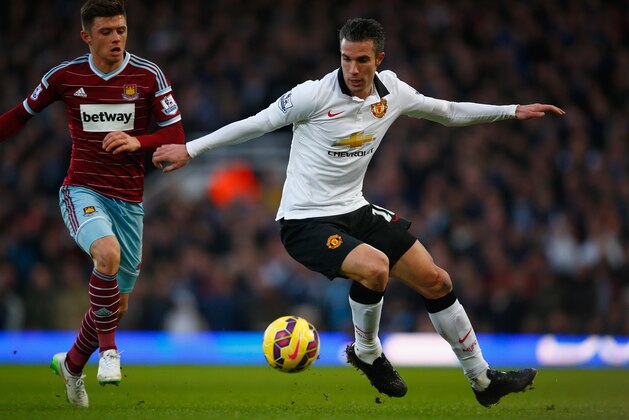 LONDON, ENGLAND - FEBRUARY 08:  Robin van Persie of Manchester United on the ball during the Barclays Premier League match between West Ham United and Manchester United at Boleyn Ground on February 8, 2015 in London, England.  (Photo by Clive Rose/Getty Images)