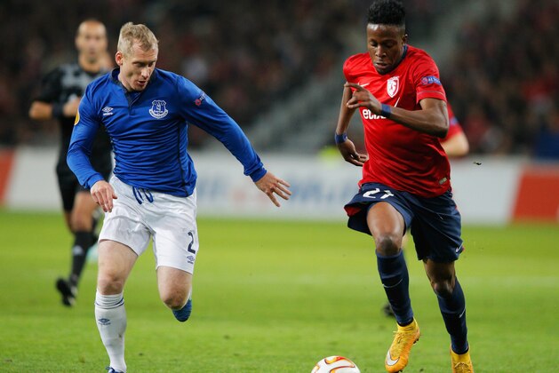 LILLE, FRANCE - OCTOBER 23:  Tony Hibbert of Everton (L) chases Divock Origi of Lille during the UEFA Europa League Group H match between LOSC Lille and Everton at Grand Stade Lille Metropole on October 23, 2014 in Lille, France.  (Photo by Dean Mouhtaropoulos/Getty Images)