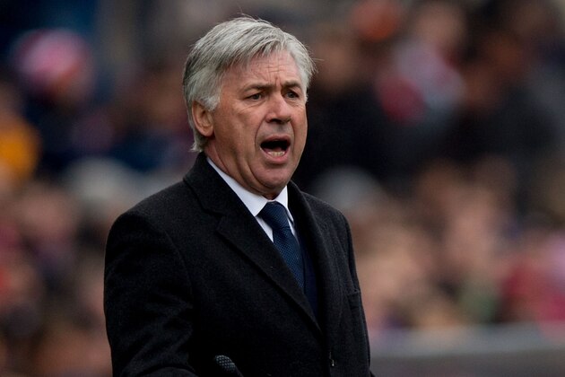 MADRID, SPAIN - FEBRUARY 07: Head coach Carlo Ancelotti of Real Madrid CF gives instructions during the La Liga match between Club Atletico de Madrid and Real Madrid CF at Vicente Calderon Stadium on February 7, 2015 in Madrid, Spain.  (Photo by Gonzalo Arroyo Moreno/Getty Images)