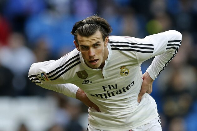 Real Madrid's Gareth Bale waits for a corner kick during a Spanish La Liga soccer match between Real Madrid and Real Sociedad at the Santiago Bernabeu stadium in Madrid, Spain, Saturday Jan. 31, 2015. (AP Photo/Paul White)