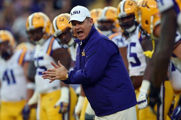 BATON ROUGE, LA - OCTOBER 18:  Head coach Les Miles of the LSU Tigers brings his team onto the field for warmups prior to a game against the Kentucky Wildcats at Tiger Stadium on October 18, 2014 in Baton Rouge, Louisiana.  LSU won the game 41-3.  (Photo by Stacy Revere/Getty Images)