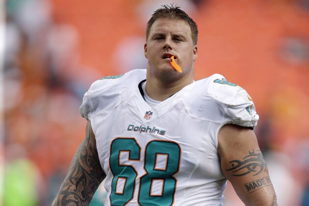 El guard de los Dolphins, Richie Incognito, camina durante un partido contra los Bills de Buffalo el 20 de octubre de 2013 en Miami Gardens, Florida. (AP Photo/Wilfredo Lee, File)