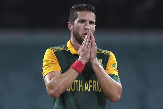 South Africa's Wayne Parnell reacts as a ball is miss fielded during their one-day International cricket match against Australia in Sydney, Australia, Sunday, Nov. 23, 2014. (AP Photo/Rob Griffith)