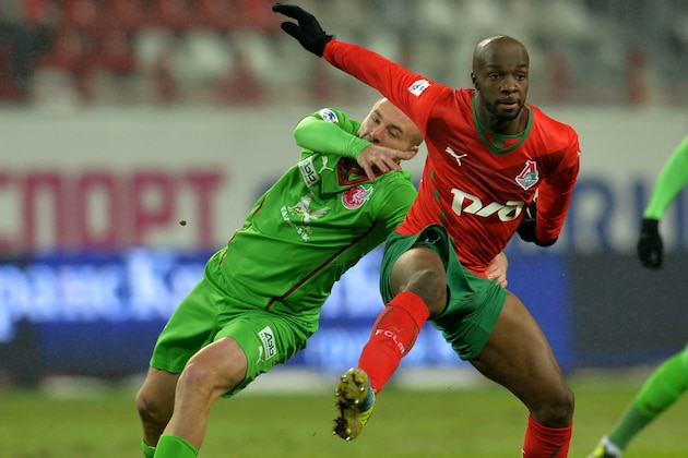 MOSCOW, RUSSIA - DECEMBER 07: Lassana Diarra (R) of FC Lokomotiv Moscow is challenged by Vladislav Kulik of FC Rubin Kazan during the Russian Premier League match between FC Lokomotiv Moscow and FC Rubin Kazan at Lokomotiv Stadium on December 07, 2013 in Moscow, Russia.  (Photo by Epsilon/Getty Images)