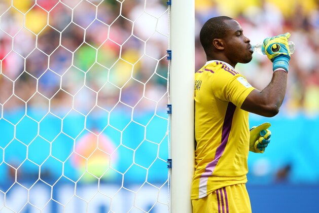 BRASILIA, BRAZIL - JUNE 30: Vincent Enyeama of Nigeria takes on fluids during the 2014 FIFA World Cup Brazil Round of 16 match between France and Nigeria at Estadio Nacional on June 30, 2014 in Brasilia, Brazil.  (Photo by Paul Gilham/Getty Images)