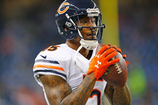 DETROIT, MI - NOVEMBER 27: Brandon Marshall #15 of the Chicago Bears warms up prior to the start of the game against the Detroit Lions at Ford Field on November 27 , 2014 in Detroit, Michigan. (Photo by Leon Halip/Getty Images)