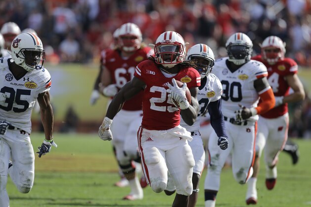 Wisconsin running back Melvin Gordon (25) on his way to a 53-yard touchdown during the third quarter of the Outback Bowl NCAA college football game Thursday, Jan. 1, 2015, in Tampa, Fla. (AP Photo/Chris O'Meara)