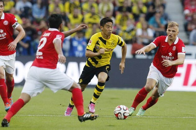 Mainz's Gonzalo Jara from Czech Republic, left, and Mainz's Johannes Geis and Dortmund’s Shinji Kagawa, center, from Japan challenge for the ball during a first division Bundesliga soccer match between FSV Mainz 05 and Borussia Dortmund in Mainz, Germany, Saturday, Sept. 20, 2014. (AP Photo/Michael Probst)