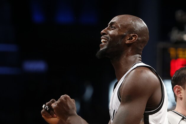 Kevin Garnett de los Nets de Brooklyn gesticula tras un altercado con Dwight Howard de los Rockets de Houston ocurrido en el primero periodo del partido que se jugó el 12 de enero de 2015. Garnett fue expulsado del partido y la NBA anunció el martes 13 de enero de 2015 que fue suspendio un partido. (Foto AP/Jason DeCrow)