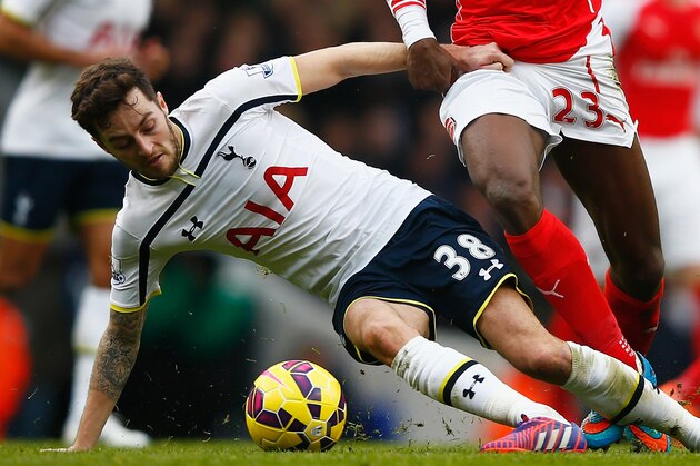 LONDON, ENGLAND - FEBRUARY 07: Ryan Mason of Tottenham Hotspur challenges Danny Welbeck of Arsenal during the Barclays Premier League match between Tottenham Hotspur and Arsenal at White Hart Lane on February 7, 2015 in London, England.  (Photo by Clive Rose/Getty Images)