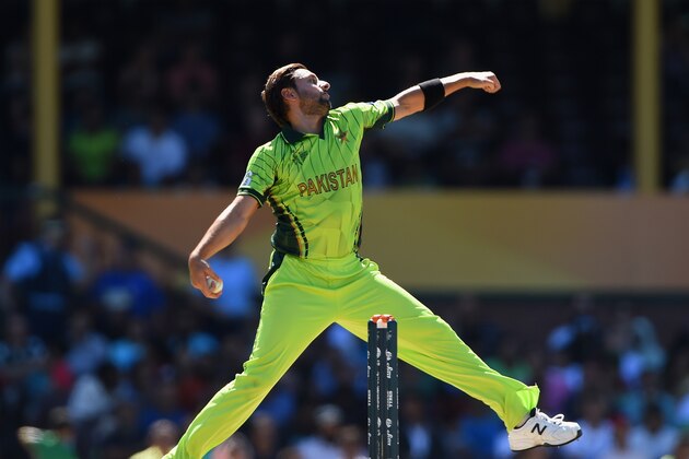 SYDNEY, AUSTRALIA - FEBRUARY 11:  Shahid Afridi of Pakistan bowls during the ICC Cricket World Cup warm up match between England and Pakistan at Sydney Cricket Ground on February 11, 2015 in Sydney, Australia.  (Photo by Shaun Botterill/Getty Images)