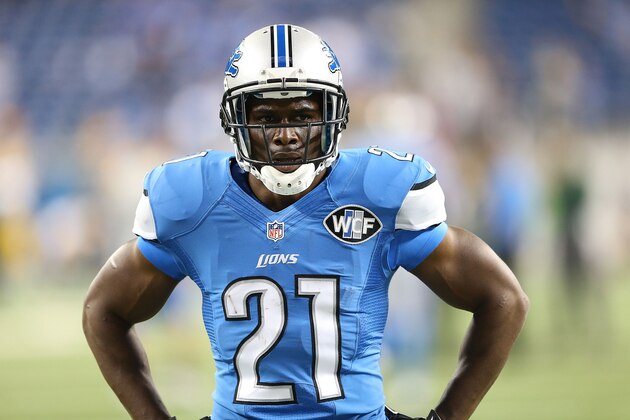 DETROIT, MI - SEPTEMBER 21:  Reggie Bush #21 of the Detroit Lions warms up prior to the start of the game against the Green Bay Packers at Ford Field on September 21, 2014 in Detroit, Michigan.  (Photo by Leon Halip/Getty Images)