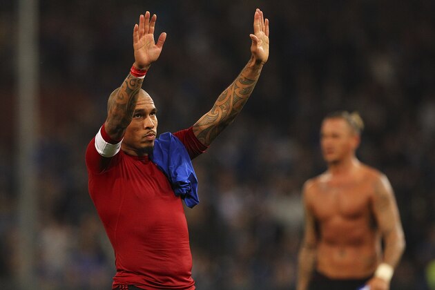 GENOA, ITALY - NOVEMBER 08:  Nigel De Jong of AC Milan salutes the fans at the end of the Serie A match between UC Sampdoria and AC Milan at Stadio Luigi Ferraris on November 8, 2014 in Genoa, Italy.  (Photo by Marco Luzzani/Getty Images)