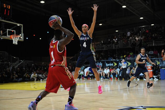 NEW ORLEANS, LA - FEBRUARY 14: Comedian Kevin Hart #1 of the West team passes against Skylar Diggins #4 of the East team during the Sprint NBA All-Star Celebrity Game at Sprint Arena as part of 2014 NBA All-Star Jam Session at the Ernest N. Morial Convention Center on February 14, 2014 in New Orleans, Louisiana. NOTE TO USER: User expressly acknowledges and agrees that, by downloading and/or using this photograph, user is consenting to the terms and conditions of the Getty Images License Agreement.  Mandatory Copyright Notice: Copyright 2014 NBAE (Photo by Juan O'Campo/NBAE via Getty Images)