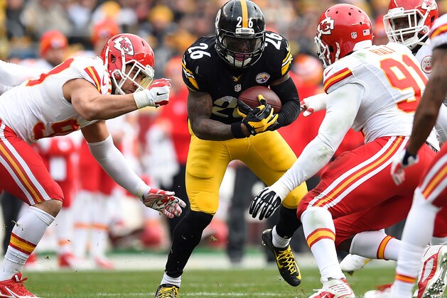 PITTSBURGH, PA - DECEMBER 21:  Le'Veon Bell #26 of the Pittsburgh Steelers carries the ball between the defense of Tamba Hali #91 and Nick Williams #98 of the Kansas City Chiefs during the second quarter at Heinz Field on December 21, 2014 in Pittsburgh, Pennsylvania.  (Photo by Joe Sargent/Getty Images)