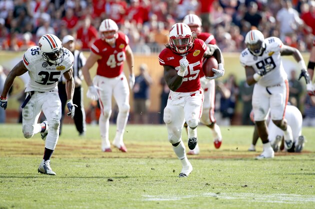 TAMPA, FL - JANUARY 1:  Running back Melvin Gordon #25 of the Wisconsin Badgers out runs defensive back Jermaine Whitehead #35 of the Auburn Tigers as he runs 53 yards for a touchdown during the third quarter of the Outback Bowl on January 1, 2015 at Raymond James Stadium in Tampa, Florida.  (Photo by Brian Blanco/Getty Images)