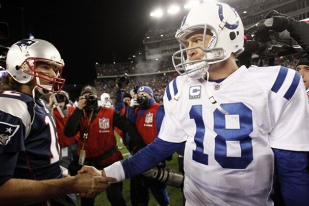 Foto de archivo del 21 de noviembre de 2010 del quarterback de los Patriots, Tom Brady, izquierda, y el de los Colts, Peyton Manning. (AP Photo/Winslow Townson, File)