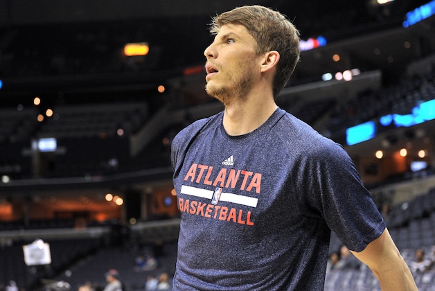 Atlanta Hawks guard Kyle Korver warms up before an NBA basketball game against the Memphis Grizzlies Sunday, Feb. 8, 2015, in Memphis, Tenn. (AP Photo/Brandon Dill)