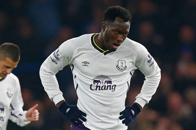 LONDON, ENGLAND - FEBRUARY 11:  A dejected Romelu Lukaku of Everton looks on during the Barclays Premier League match between Chelsea and Everton at Stamford Bridge on February 11, 2015 in London, England.  (Photo by Clive Rose/Getty Images)