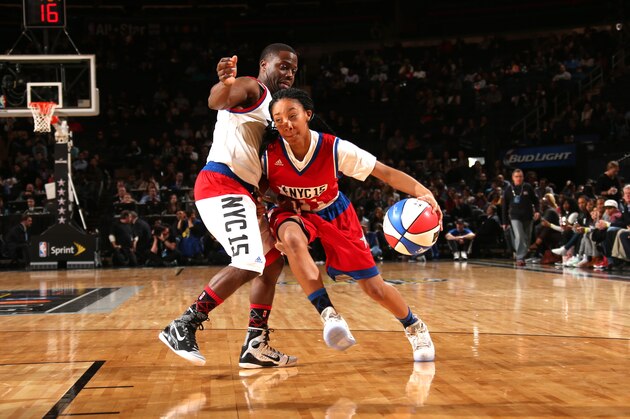 NEW YORK, NY - FEBRUARY 13:   Mone Davis of the West Team drives to the basket against Kevin Hart of the East Team during the Sprint NBA All-Star Celebrity Game as part of 2015 All-Star Weekend at Madison Square Garden on February 13, 2015 in New York, New York. NOTE TO USER: User expressly acknowledges and agrees that, by downloading and/or using this photograph, user is consenting to the terms and conditions of the Getty Images License Agreement.  Mandatory Copyright Notice: Copyright 2015 NBAE (Photo by Ned Dishman/NBAE via Getty Images)