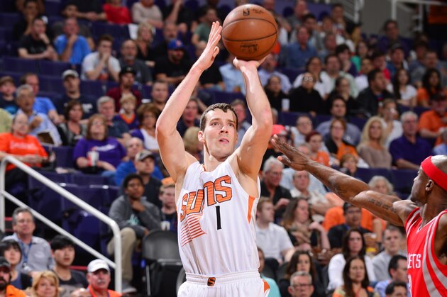 PHOENIX, AZ - FEBRUARY 10: Goran Dragic #1 of the Phoenix Suns shoots against the Houston Rockets on February 10, 2015 at U.S. Airways Center in Phoenix, Arizona. NOTE TO USER: User expressly acknowledges and agrees that, by downloading and or using this photograph, user is consenting to the terms and conditions of the Getty Images License Agreement. Mandatory Copyright Notice: Copyright 2015 NBAE (Photo by Barry Gossage/NBAE via Getty Images)